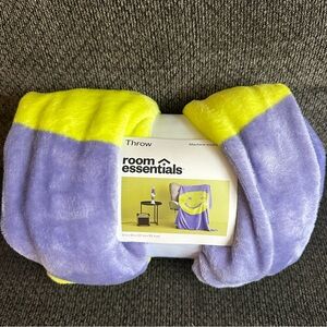 NEW! Room Essentials Smiley happy face Throw Blanket